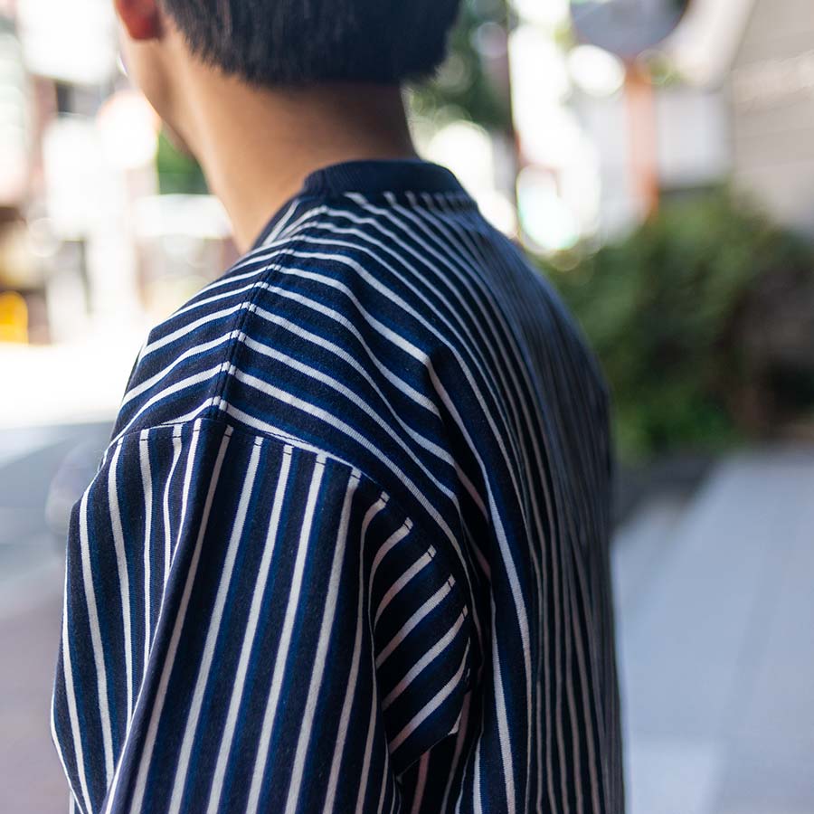 nanamica / ナナミカ Vertical Stripe Shirt ヴァーティカルストライプシャツ ネイビー 着衣の肩からの撮影