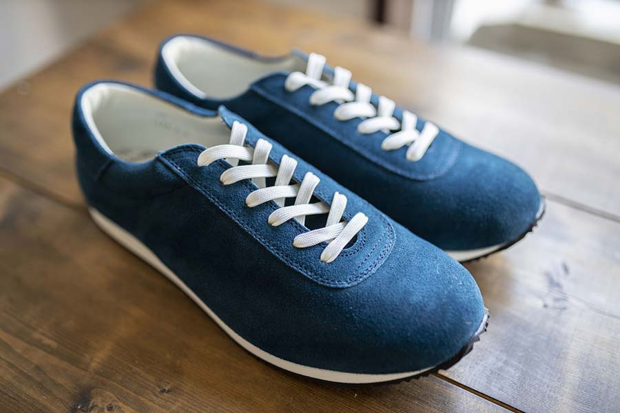 日本製　スニーカー blueover mikey 渡辺平日さんの連載 靴全体の写真